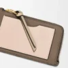 Tarjetero monedero en piel de becerro granulada suave Taupe/Talc Tarjetero monedero en piel de becerro granulada suave Taupe/Talc