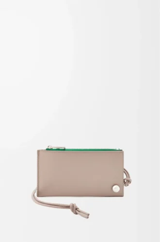 Tarjetero para monedas Pebble Slider en piel de becerro napa brillante Sand/Tropical Green