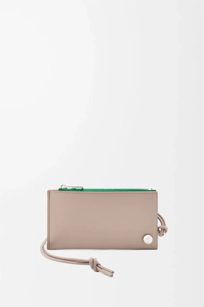 Tarjetero para monedas Pebble Slider en piel de becerro napa brillante Sand/Tropical Green