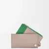 Tarjetero para monedas Pebble Slider en piel de becerro napa brillante Sand/Tropical Green