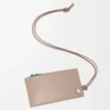 Tarjetero para monedas Pebble Slider en piel de becerro napa brillante Sand/Tropical Green