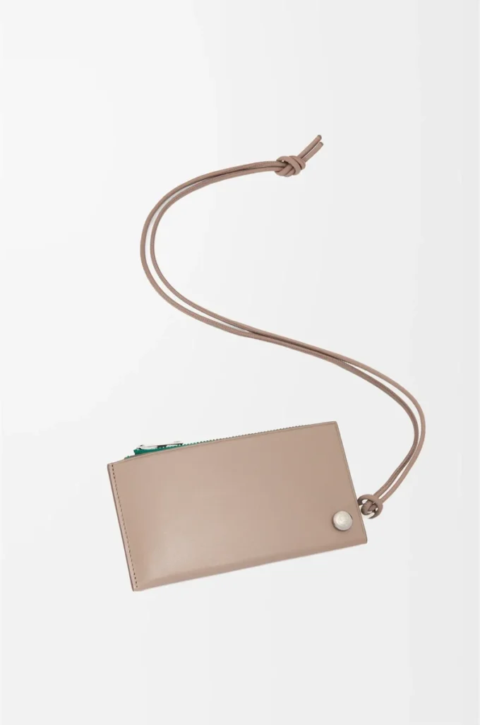Tarjetero para monedas Pebble Slider en piel de becerro napa brillante Sand/Tropical Green