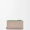 Tarjetero para monedas Pebble Slider en piel de becerro napa brillante Sand/Tropical Green