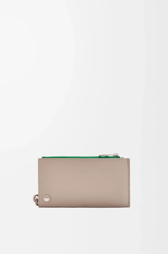 Tarjetero para monedas Pebble Slider en piel de becerro napa brillante Sand/Tropical Green