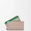Tarjetero para monedas Pebble Slider en piel de becerro napa brillante Sand/Tropical Green