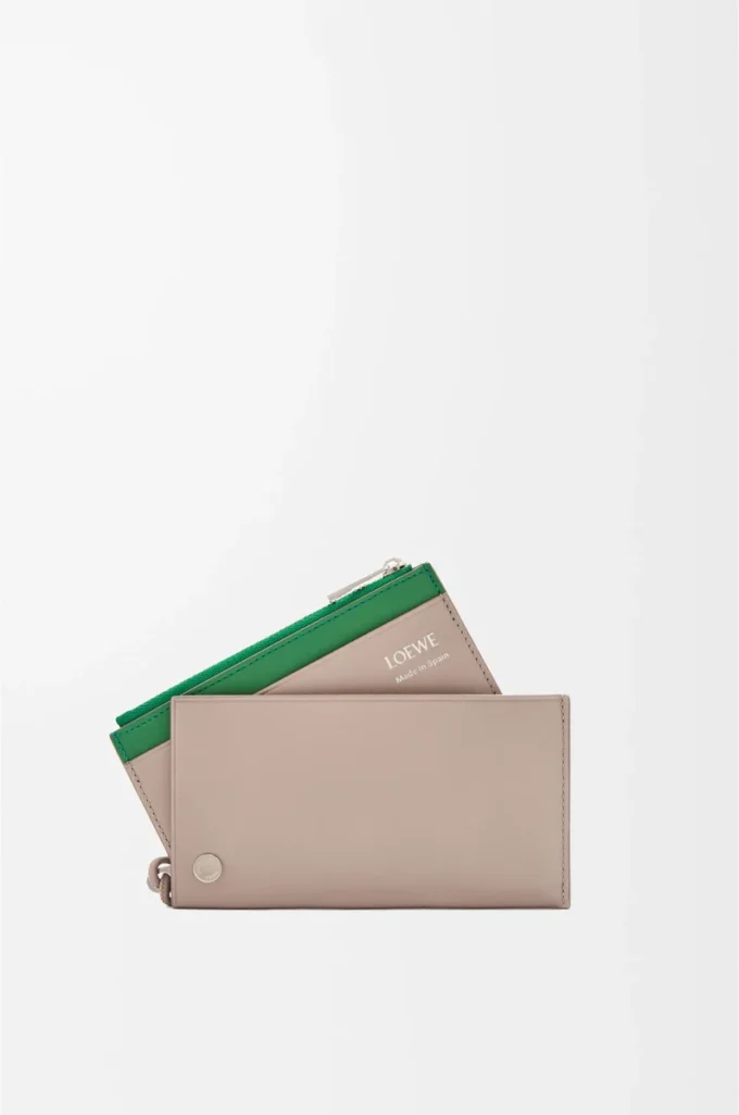 Tarjetero para monedas Pebble Slider en piel de becerro napa brillante Sand/Tropical Green