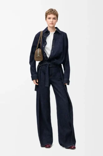 Vaqueros con cinturón en denim azul índigo