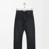 Vaqueros de pierna recta en denim negro lavado Vaqueros de pierna recta en denim negro lavado