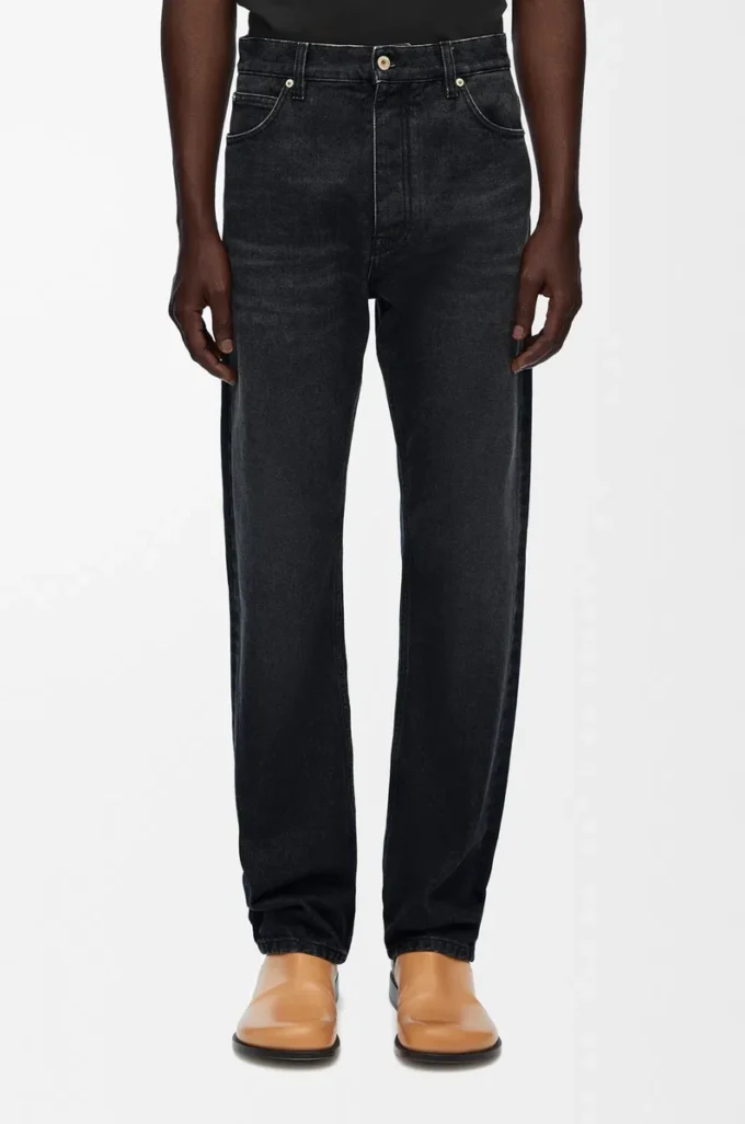 Vaqueros de pierna recta en denim negro lavado Vaqueros de pierna recta en denim negro lavado