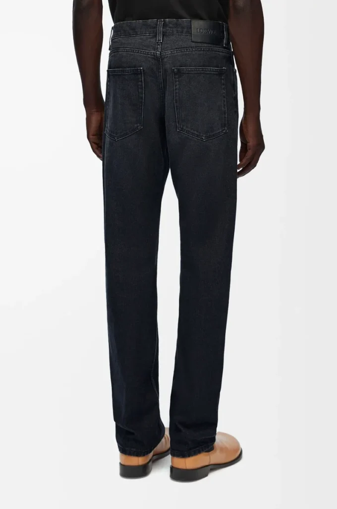 Vaqueros de pierna recta en denim negro lavado Vaqueros de pierna recta en denim negro lavado