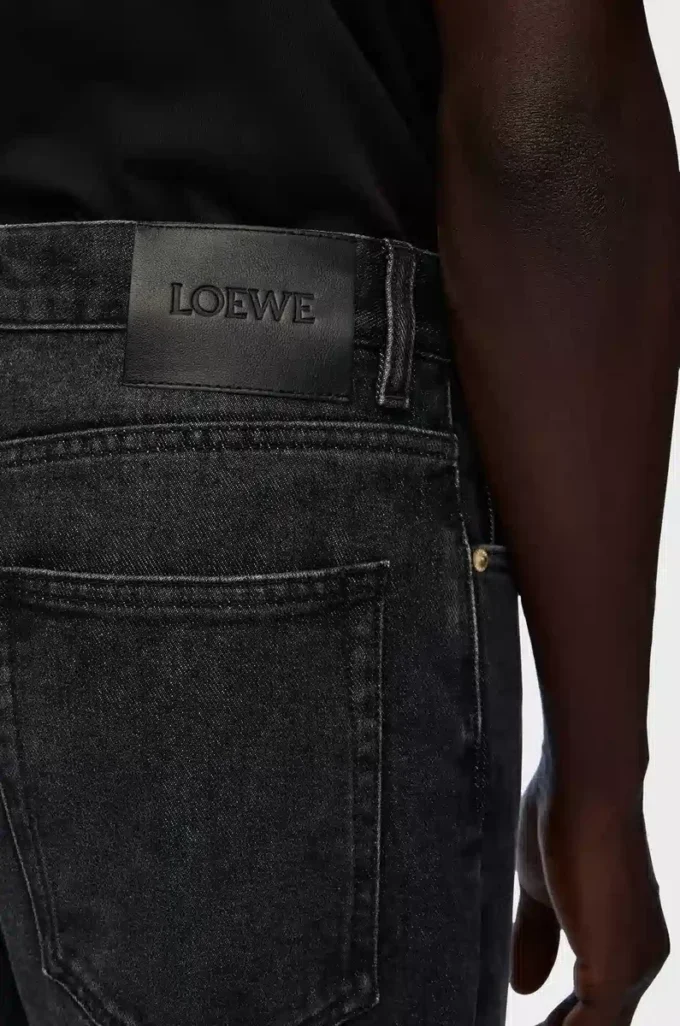 Vaqueros de pierna recta en denim negro lavado Vaqueros de pierna recta en denim negro lavado