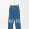 Vaqueros holgados Anagram en denim azul medio. Vaqueros holgados Anagram en denim azul medio.