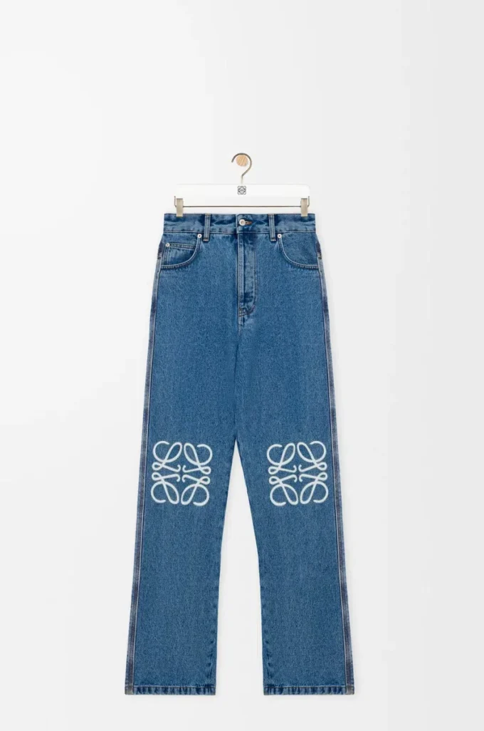 Vaqueros holgados Anagram en denim azul medio. Vaqueros holgados Anagram en denim azul medio.