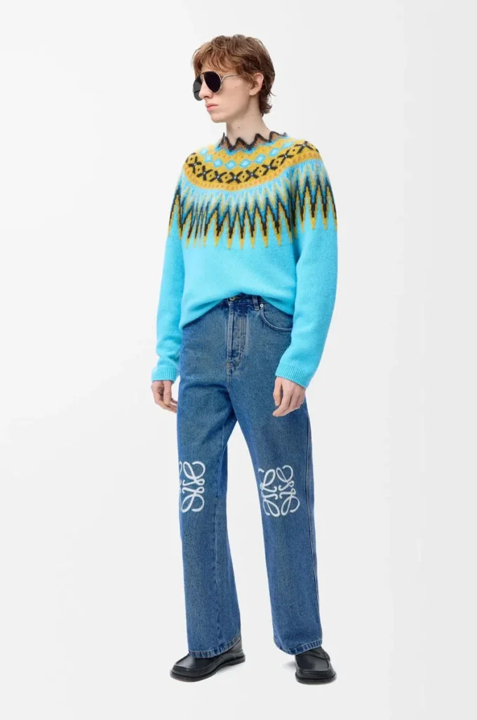 Vaqueros holgados Anagram en denim azul medio. Vaqueros holgados Anagram en denim azul medio.