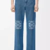 Vaqueros holgados Anagram en denim azul medio. Vaqueros holgados Anagram en denim azul medio.