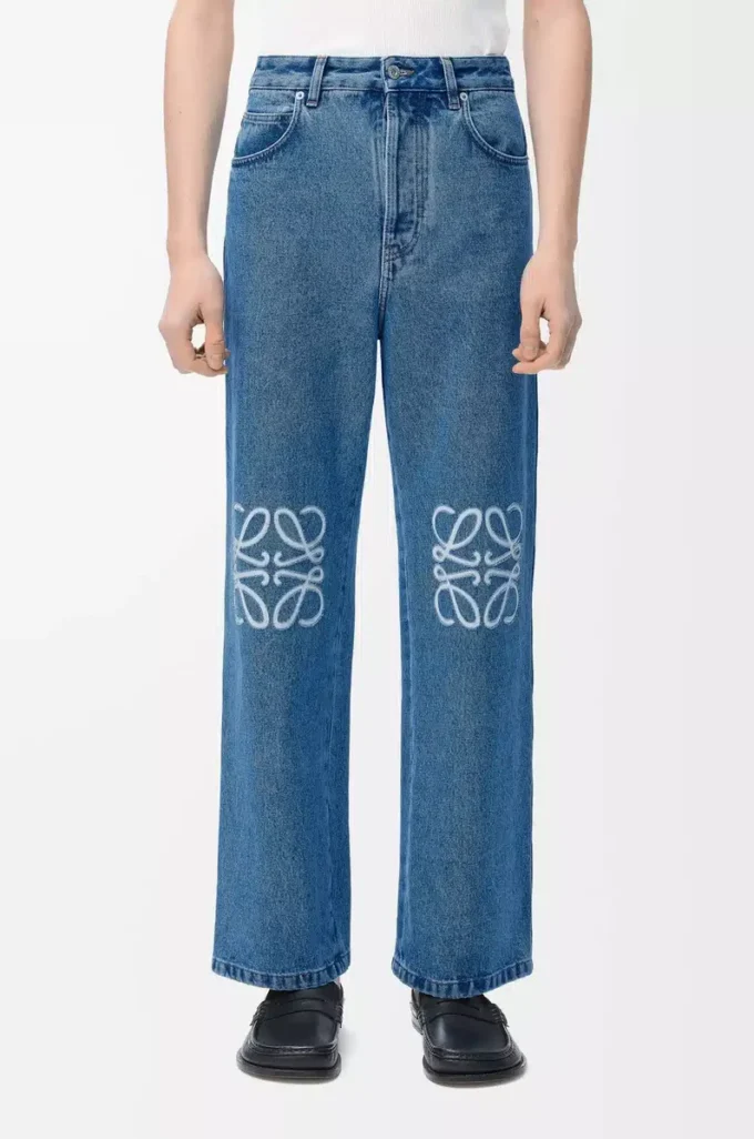 Vaqueros holgados Anagram en denim azul medio. Vaqueros holgados Anagram en denim azul medio.