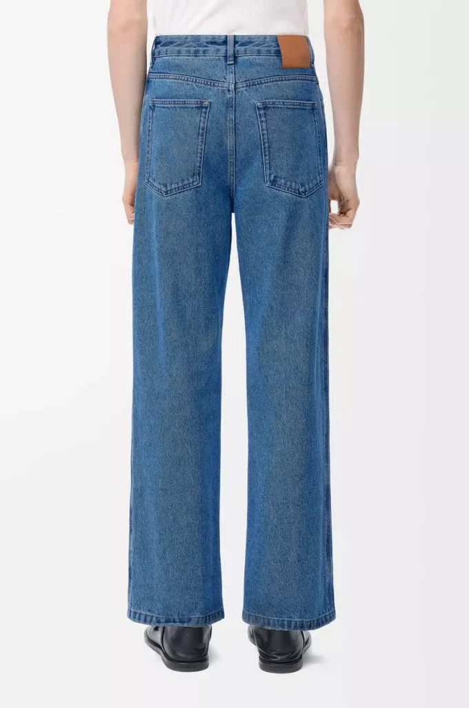 Vaqueros holgados Anagram en denim azul medio. Vaqueros holgados Anagram en denim azul medio.