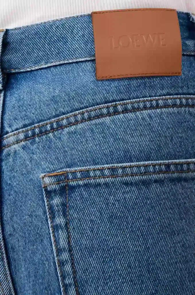 Vaqueros holgados Anagram en denim azul medio. Vaqueros holgados Anagram en denim azul medio.