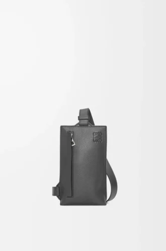 Vertical T Pocket en piel de becerro granulada suave color antracita Vertical T Pocket en piel de becerro granulada suave color antracita