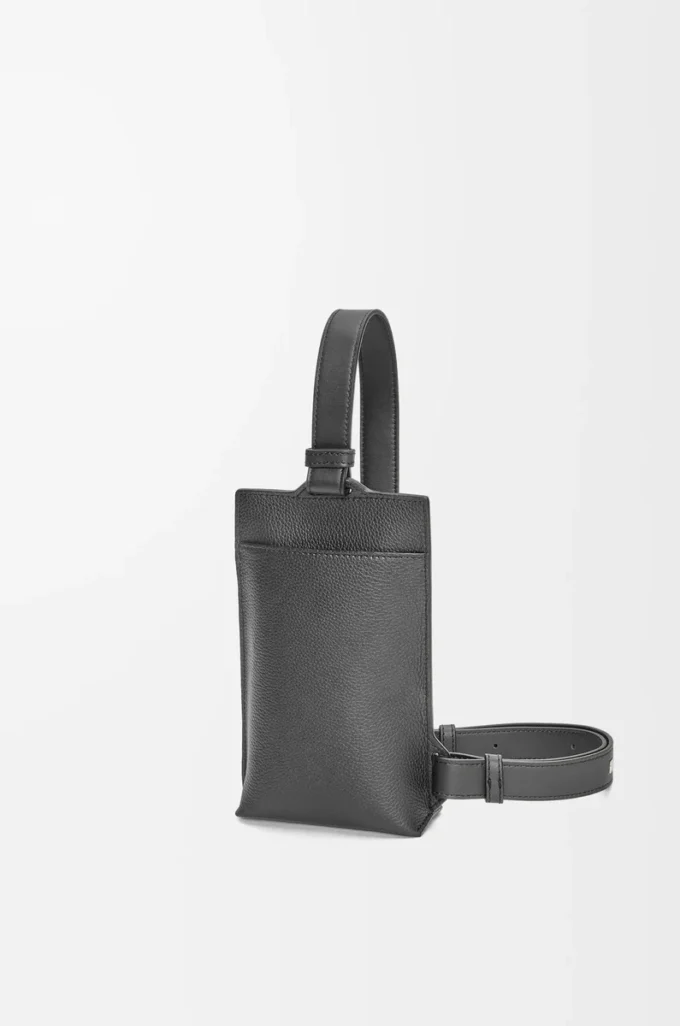 Vertical T Pocket en piel de becerro granulada suave color antracita Vertical T Pocket en piel de becerro granulada suave color antracita