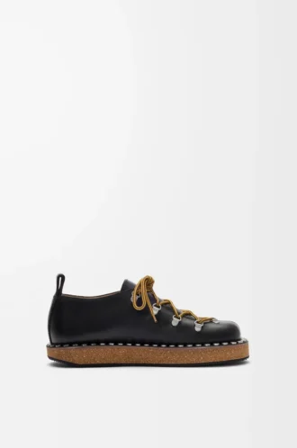 Zapatos con cordones y remaches en piel de becerro curtida vegetalmente. Negro