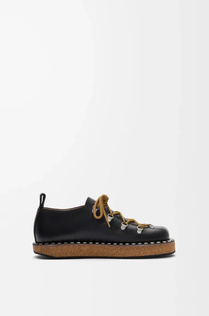 Zapatos con cordones y remaches en piel de becerro curtida vegetalmente. Negro