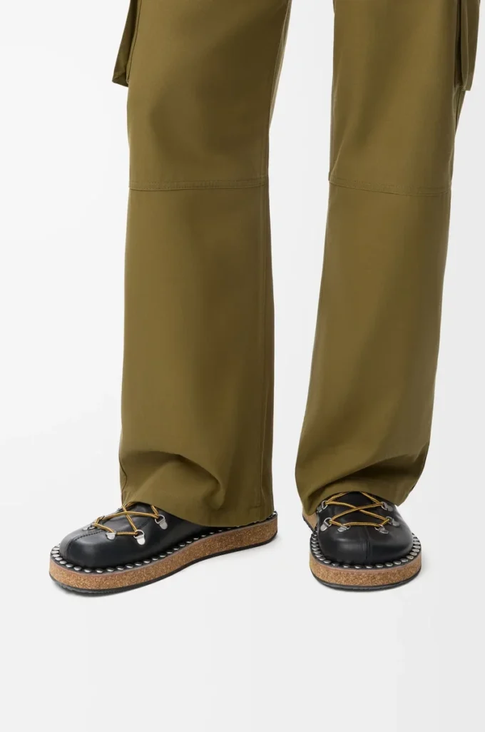 Zapatos con cordones y remaches en piel de becerro curtida vegetalmente. Negro