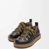 Zapatos con cordones y remaches en piel de becerro curtida vegetalmente. Negro
