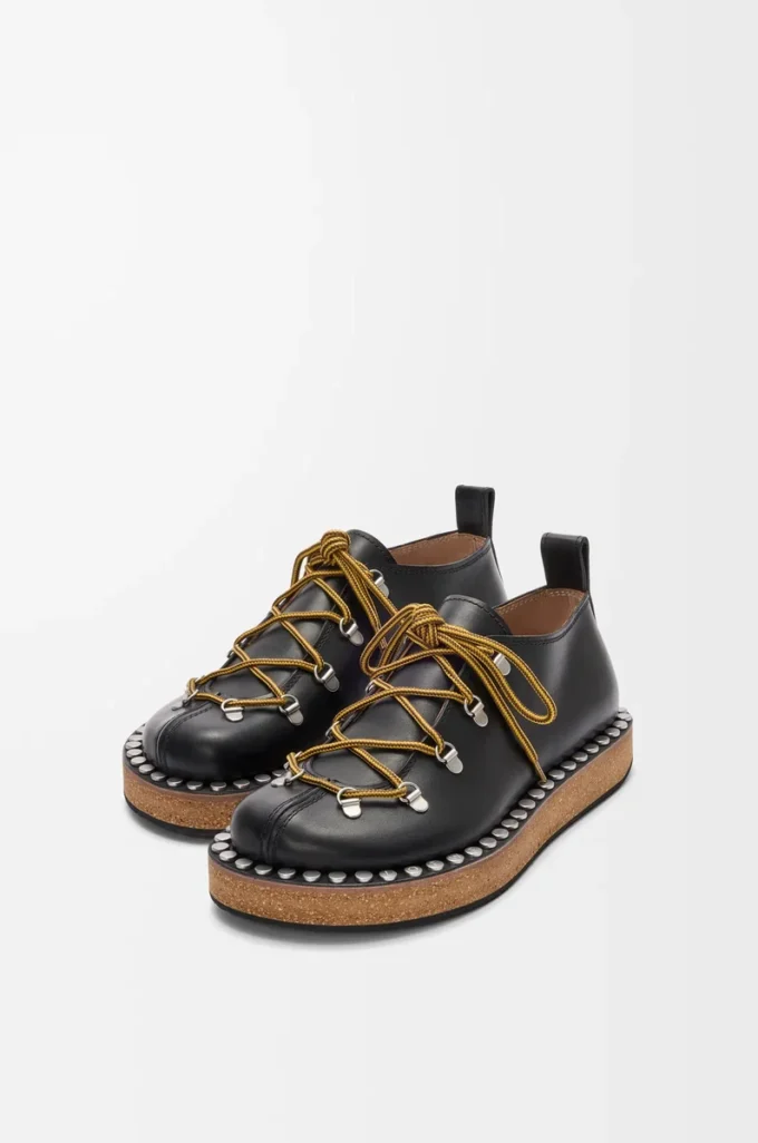 Zapatos con cordones y remaches en piel de becerro curtida vegetalmente. Negro