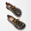 Zapatos con cordones y remaches en piel de becerro curtida vegetalmente. Negro