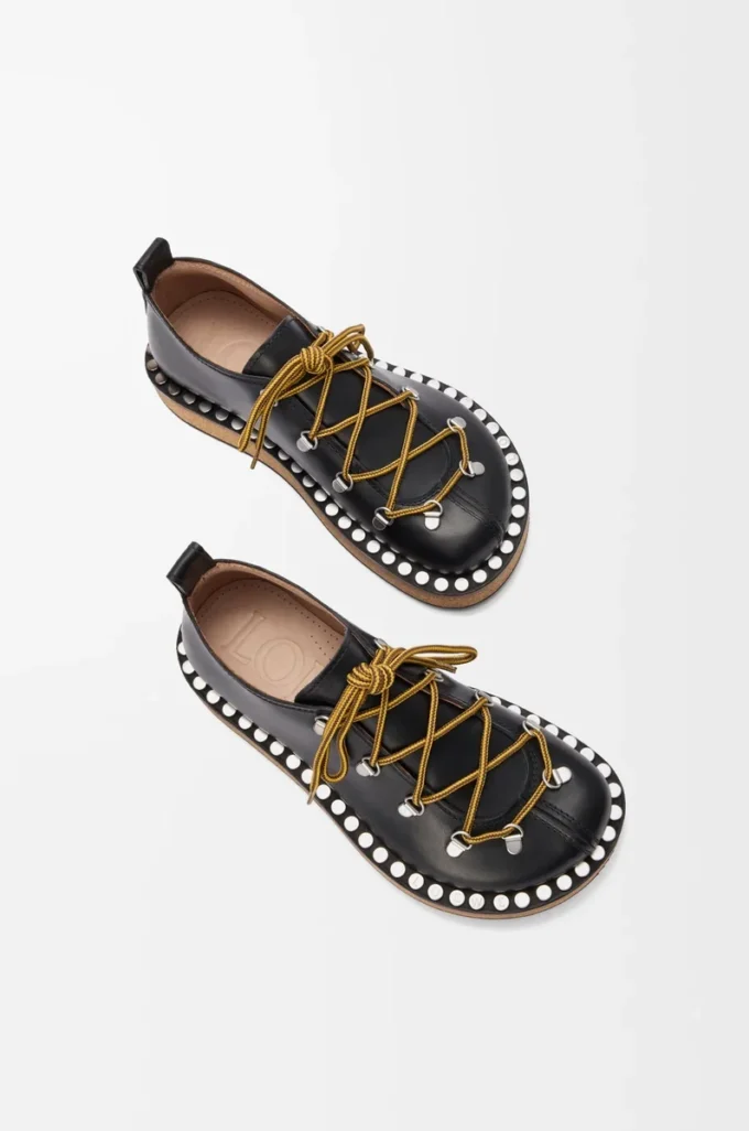 Zapatos con cordones y remaches en piel de becerro curtida vegetalmente. Negro