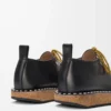 Zapatos con cordones y remaches en piel de becerro curtida vegetalmente. Negro