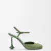 Zapatos de salón con correa al tobillo en ante adornado con pedrería, color verde militar.