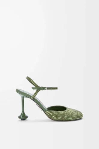 Zapatos de salón con correa al tobillo en ante adornado con pedrería, color verde militar.