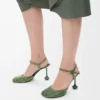 Zapatos de salón con correa al tobillo en ante adornado con pedrería, color verde militar.