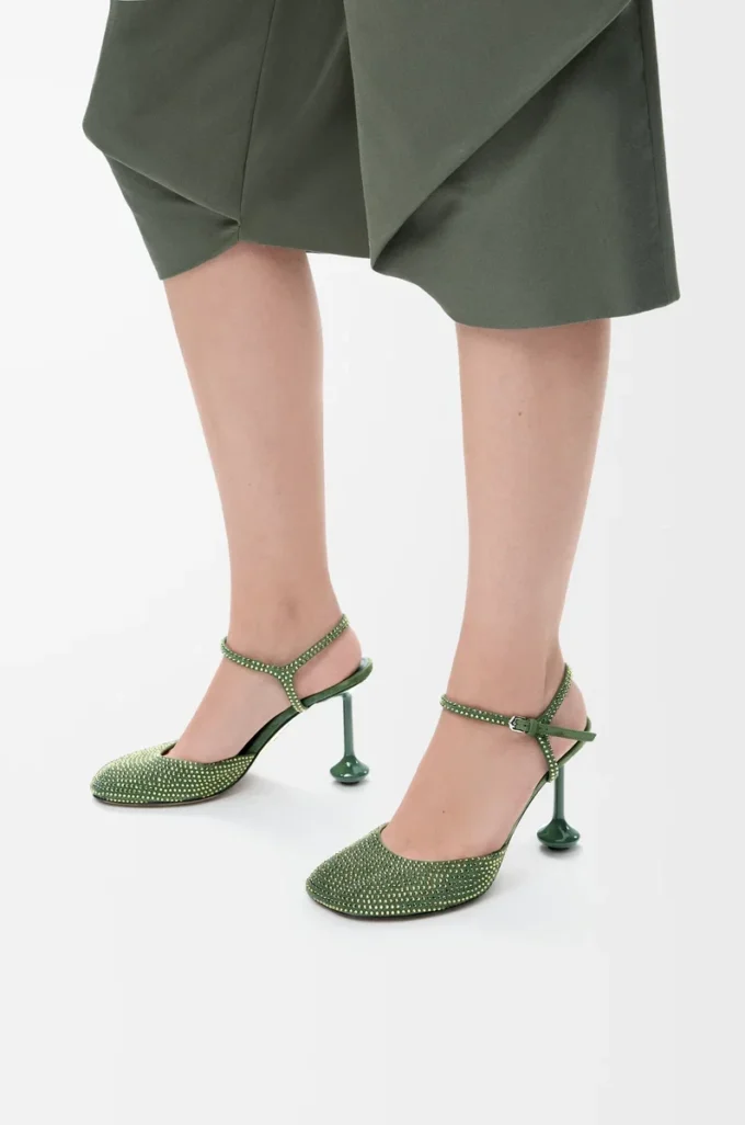 Zapatos de salón con correa al tobillo en ante adornado con pedrería, color verde militar.