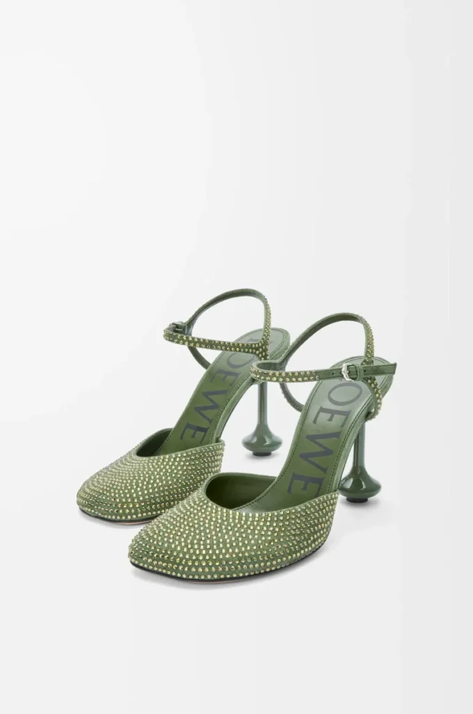 Zapatos de salón con correa al tobillo en ante adornado con pedrería, color verde militar.