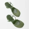 Zapatos de salón con correa al tobillo en ante adornado con pedrería, color verde militar.