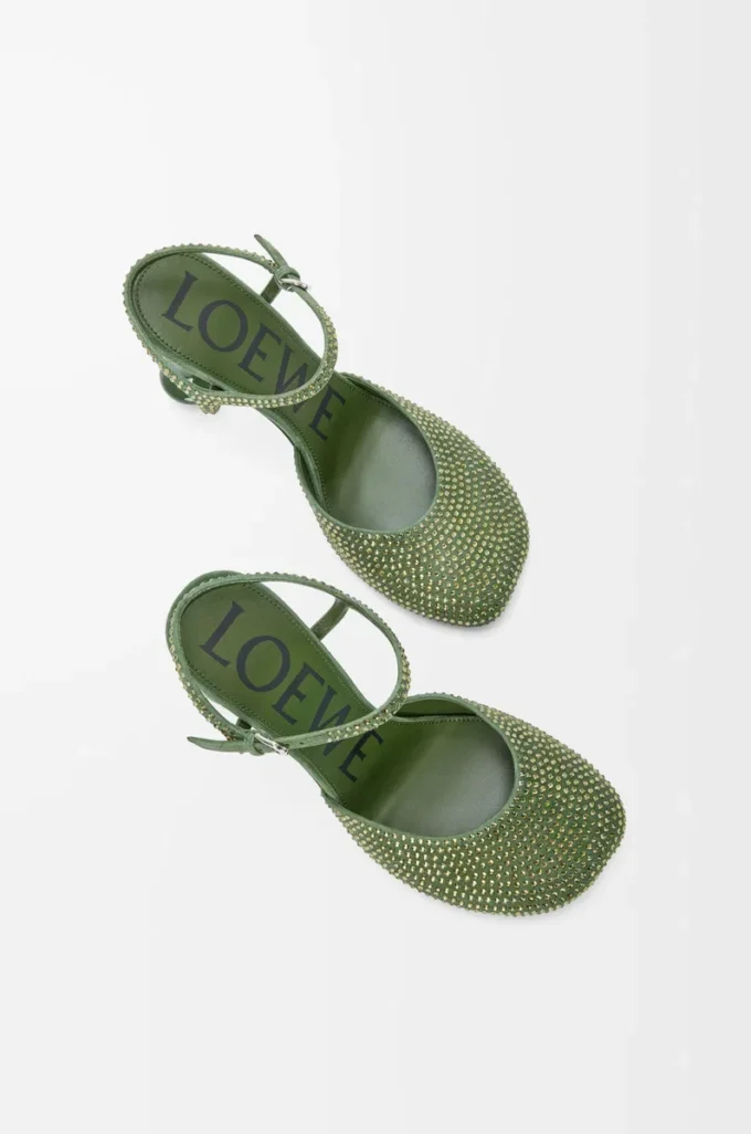 Zapatos de salón con correa al tobillo en ante adornado con pedrería, color verde militar.