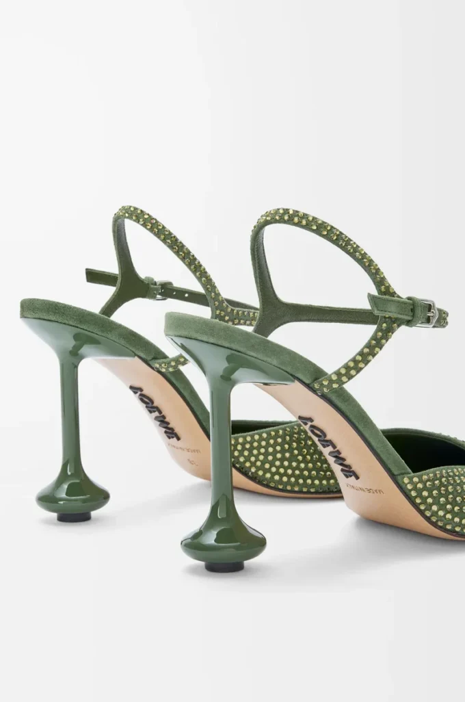 Zapatos de salón con correa al tobillo en ante adornado con pedrería, color verde militar.