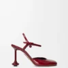 Zapatos de salón Toy con correa al tobillo en suave piel de cordero charolada. Rojo oscuro