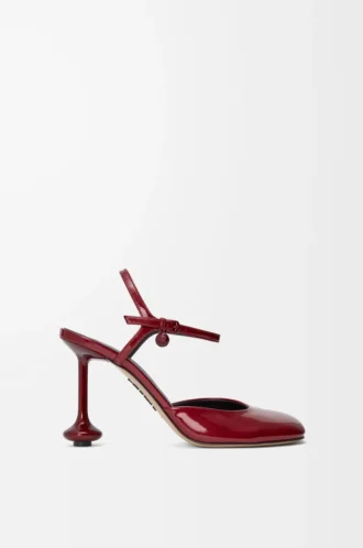 Zapatos de salón Toy con correa al tobillo en suave piel de cordero charolada. Rojo oscuro