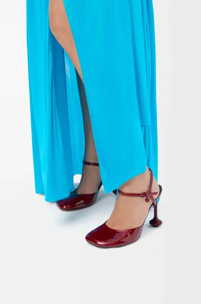 Zapatos de salón Toy con correa al tobillo en suave piel de cordero charolada. Rojo oscuro