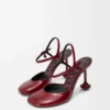 Zapatos de salón Toy con correa al tobillo en suave piel de cordero charolada. Rojo oscuro