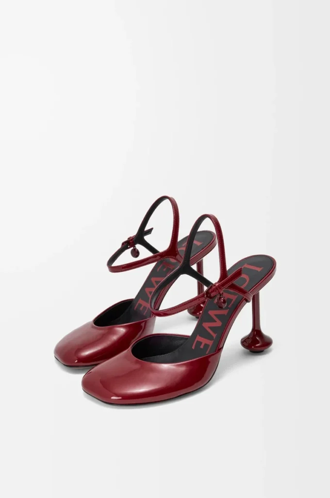 Zapatos de salón Toy con correa al tobillo en suave piel de cordero charolada. Rojo oscuro