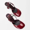 Zapatos de salón Toy con correa al tobillo en suave piel de cordero charolada. Rojo oscuro