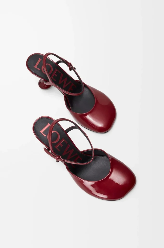 Zapatos de salón Toy con correa al tobillo en suave piel de cordero charolada. Rojo oscuro
